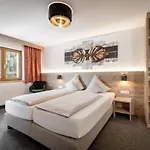 Quality Hosts Arlberg - Haus Pepi Eiter بيت ضيافة 3*