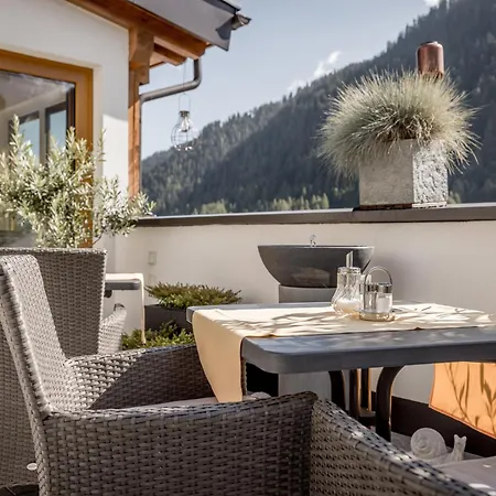 Quality Hosts Arlberg - Haus Pepi Eiter Pensjonat 3*