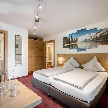 Quality Hosts Arlberg - Haus Pepi Eiter Pensjonat 3*